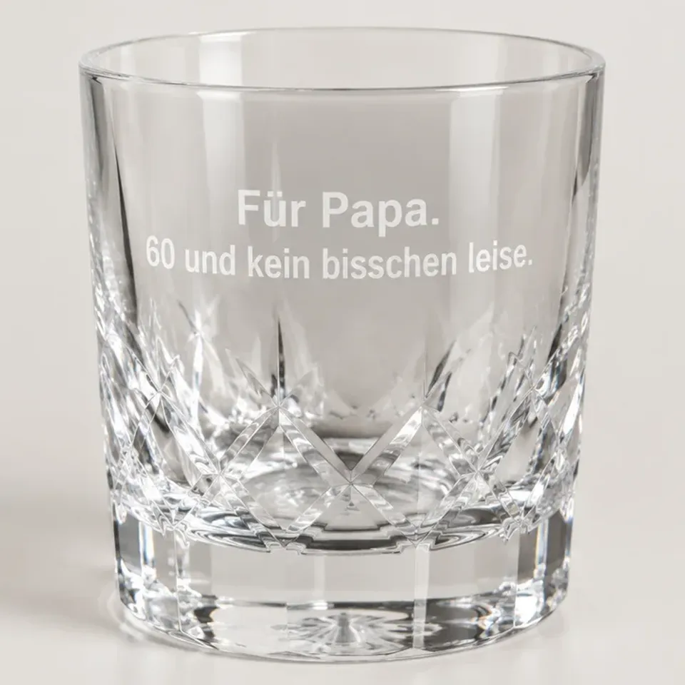 Kristall-Tumbler mit der Lasergravur „Für Papa. 60 und kein bisschen leise.“ in zwei Zeilen
